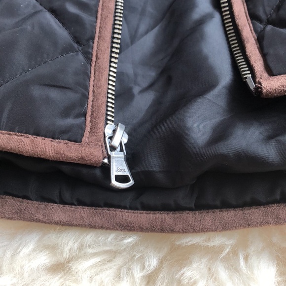 G.H BASS & CO. Women’s quilted vest in lack with brown trim. Size M. - Picture 12 of 12